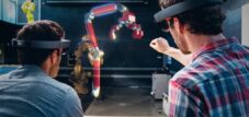 نظارات الواقع المعزز HoloLens - تستخدم في الشركات