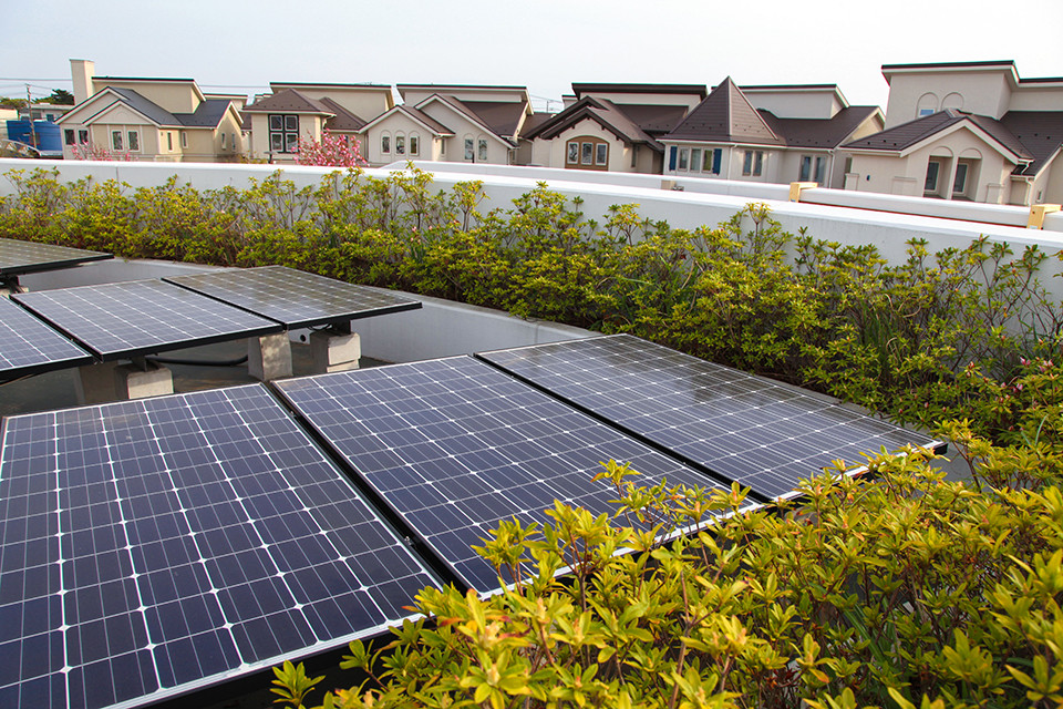 Solarpaneele auf dem Dach der Gebäude von Fujisawa Sustainable Smart Town / Japan - @shutterstock | MarinaSkyf