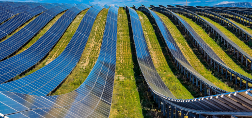 PV Tenaga Surya di Prancis / Ladang Surya Les Mées, Prancis - Gambar: BTWImages|Shutterstock.com