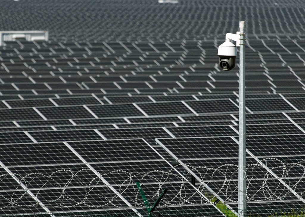 Die Sicherheit und der Schutz von Solarparks - Bild: Romeo Rum|Shutterstock.com