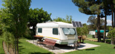 Wtykowe urządzenia solarne, interesujące dla długoterminowych wczasowiczów - Zdjęcie: mimagephotography|Shutterstock.com