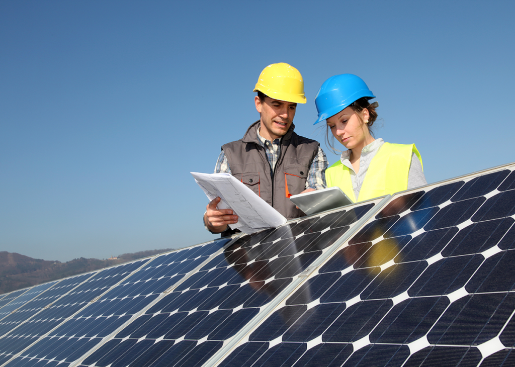 Solarfeld Solarpark Solaranlage mit Xpert.Solar - Bild: goodluz|Shutterstock.com