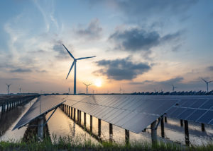 Sonnenenergie und Windkraft, saubere Energie aus der Natur - Bild: crystal51|Shutterstock.com