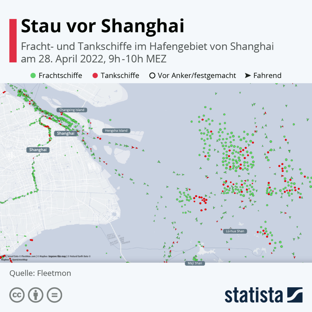 Fracht- und Tankschiffe im Hafengebiet von Shanghai am 28. April 2022
