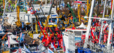 München, Deutschland - 26. Oktober 2022: Ein Blick auf den Außenbereich der weltweit größten Messe Bauma für Baumaschinen mit vielen großen Baukranen und Maschinen