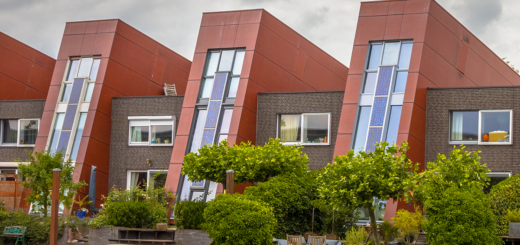 Häuser am Wasser mit integrierten Sonnenkollektoren und hängenden Gärten am Wasser im Stadtgebiet von Den Haag, Niederlande