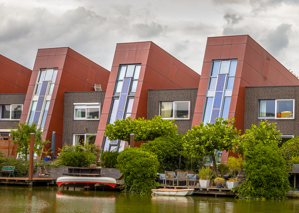 Häuser am Wasser mit integrierten Sonnenkollektoren und hängenden Gärten am Wasser im Stadtgebiet von Den Haag, Niederlande