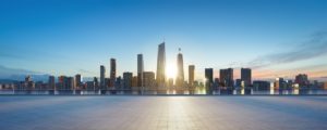 Panoramasicht auf leere Betonfläche mit Skyline der Stadt