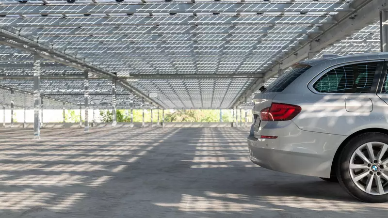 Solare Parkplatzüberdachung: Teiltransparente Solarmodule von Solarwatt