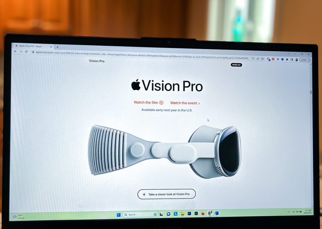 Apple Vision Pro, ein tragbares Headset für räumliche Datenverarbeitung auf der Apple-Webseite - Apples neu eingeführtes innovatives erstes Gerät für räumliche Datenverarbeitung