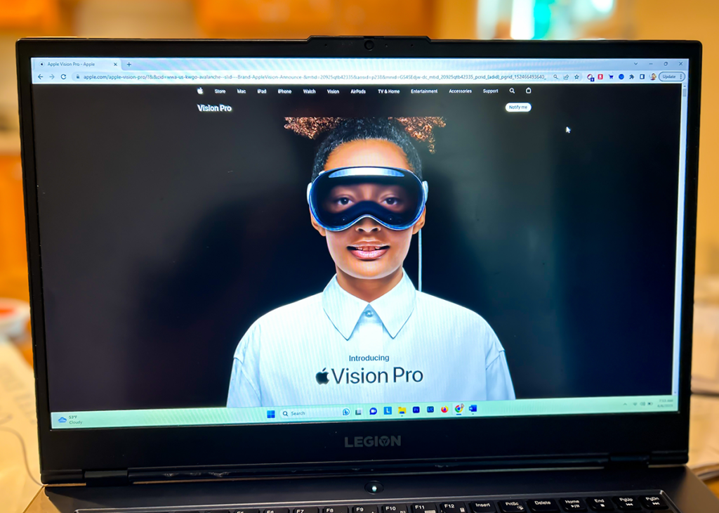 Apple-Webseite mit dem neu eingeführten'Apple Vision Pro' - Apples erstes Gerät für'Spatial Comuting'