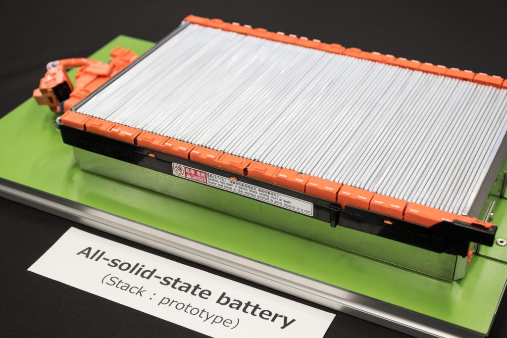 Festkörperbatterie. Diese Technologie ermöglicht eine noch größere Reichweite als die Batterien der nächsten Generation von Toyota sowie ein Aufladen in weniger als 10 Minuten