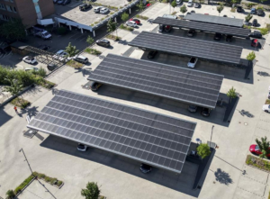 Mitarbeiterparkplatz Solarcarport: Jungheinrich eröffnet größten Solarparkplatz in Hamburg