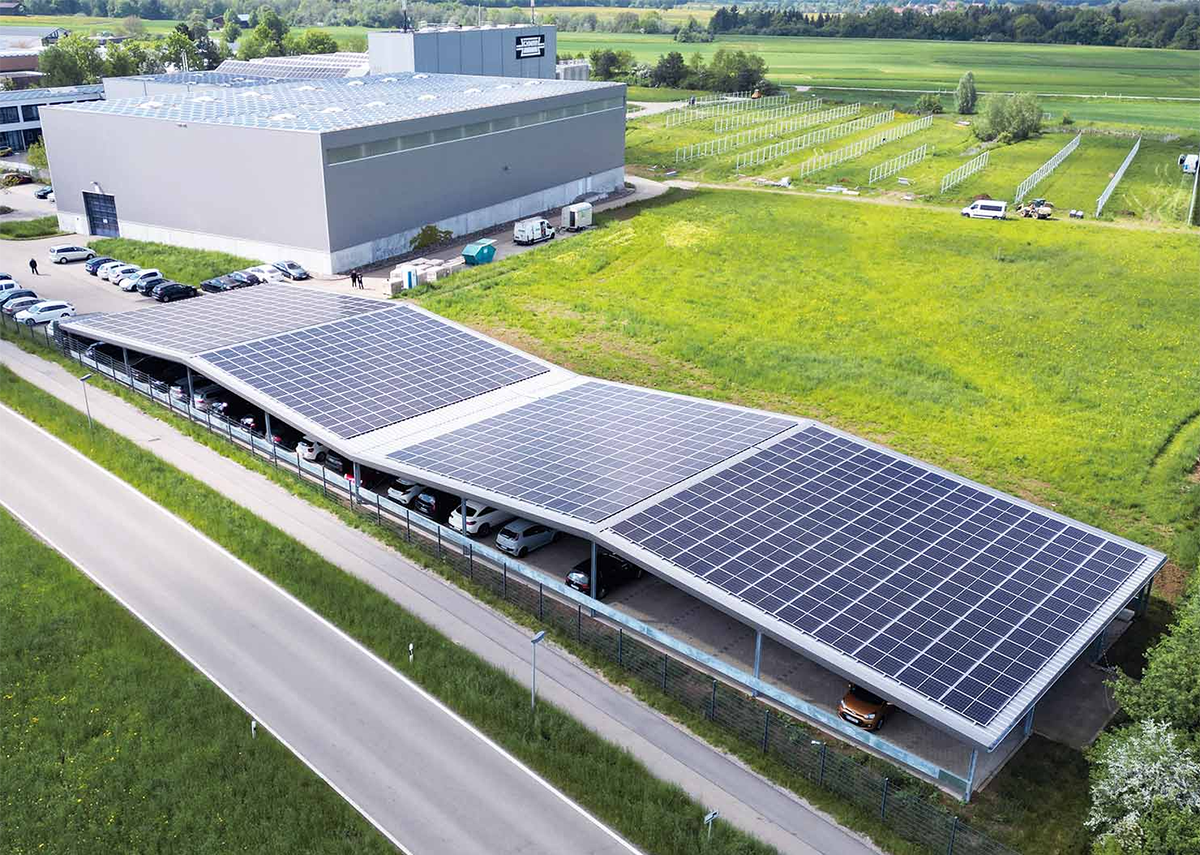 Vertikale Photovoltaik Anlage (Agri-PV) 🌱⚡ und Parkplatz-PV 🚗🚗  (Solarparkplatz Anlage) 🅿️☀️ bei der Gebr. Schwarz GmbH in  Rottweil-Neukirch 🏭📍