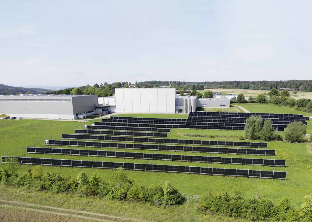 Vertikal aufgeständerte Photovoltaik-Anlage (Agri-PV)