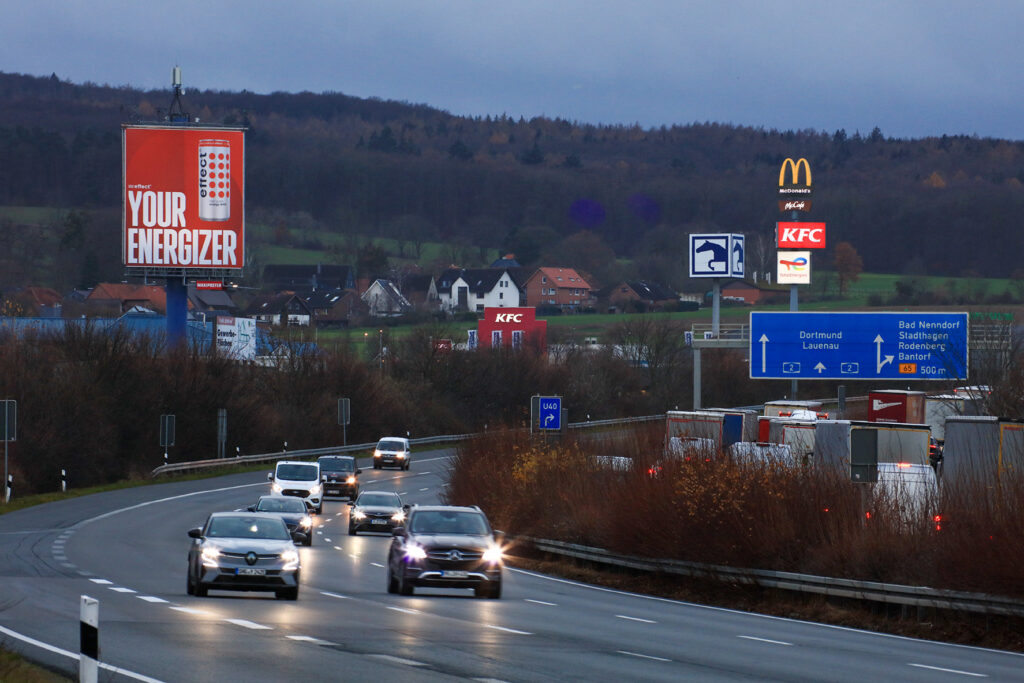 Weg von digitaler Reizüberflutung, hin zu unübersehbarer Präsenz auf vielbefahrenen Straßen und Autobahnen