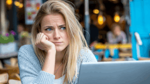 Content-Aktualität und die KI-Suche: Der #1 Faktor, den KI-Modelle WIRKLICH lieben - Warum dein alter Content jetzt unsichtbar ist!