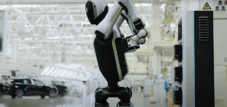 Robot, który nigdy nie śpi: zakończenie z przerwami ładowania  –  jak robot rozwiązuje największy problem energetyczny w automatyzacji