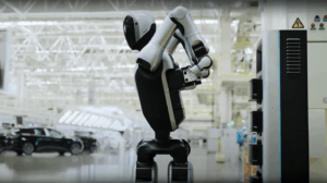 Der Roboter, der niemals schläft: Schluss mit Ladepausen – Wie ein Roboter das größte Energieproblem der Automation löst