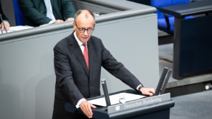 Der Herbst der Reformen sei längst eingeleitet, so Bundeskanzler Merz. „Es gibt jetzt keine Zeit mehr zu verlieren. Unser Land muss jetzt spüren, dass es besser wird, dass die lange bekannten Probleme wirklich angegangen werden”, sagte Merz und fügte hinzu: „Ich bitte die Bürgerinnen und Bürger, unsere Bundesregierung, diese Bundesregierung, dabei zu unterstützen.”