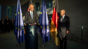 सत्ता हस्तांतरण समारोह में, मर्ज़ ने अपने पूर्ववर्ती को उनके कार्यों के लिए धन्यवाद दिया और कहा, "आपने इस दौरान जर्मनी को सही राह पर बनाए रखा।" उन्होंने कहा कि फरवरी 2022 में रूसी आक्रमण के बाद, स्कोल्ज़ ने जर्मन चांसलर द्वारा दिए गए "वास्तव में महान सरकारी बयानों" में से एक दिया था। "मोड़" शब्द के साथ, उन्होंने एक ऐसा मुहावरा गढ़ा जिसे कई भाषाओं में अपनाया गया है। कोरोना वायरस महामारी के दौरान भी स्कोल्ज़ ने सही निर्णय लिए थे। चांसलर मर्ज़ ने अपने भाषण का समापन करते हुए कहा, "तो, अब हम आगे बढ़ते हैं। मैं इस नई चुनौती का सामना करने के लिए उत्सुक हूं।"