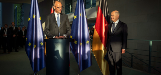 Bei der Übergabe der Amtsgeschäfte dankt Merz seinem Vorgänger für dessen Arbeit: „Sie haben Deutschland in dieser Zeit auf Kurs gehalten.” Scholz habe nach dem russischen Angriffskrieg im Februar 2022 „eine der wirklich großen Regierungserklärungen” eines Bundeskanzlers gehalten. Mit dem Begriff „Zeitenwende” habe er ein Wort geprägt, das in vielen Sprachen übernommen worden sei. Auch in der Corona-Pandemie habe Scholz die richtigen Entscheidungen getroffen. Bundeskanzler Merz zum Abschluss seiner Rede: „Jetzt geht es also los. Ich freue mich auf die neue Aufgabe.”