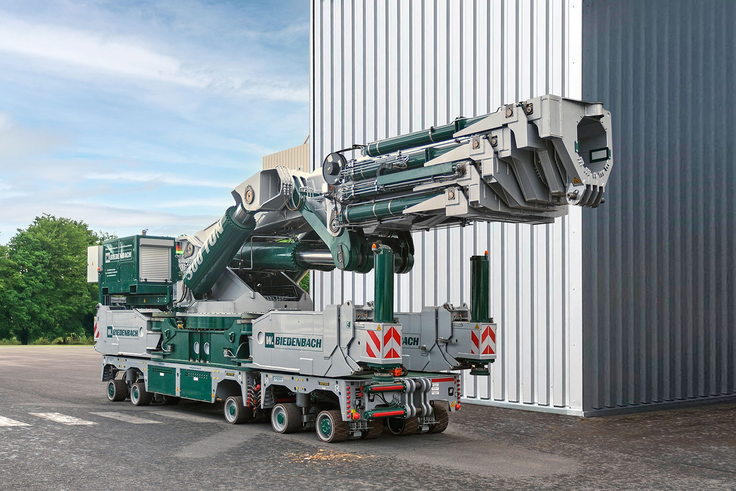 German engineering marvel: The HS 850 hybrid heavy-duty crane from ematec with 850 ton-meters of lifting capacity in a width of only two meters